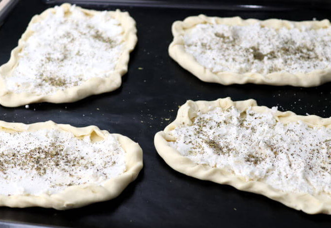 Blätterteigschiffchen à la Flammkuchen